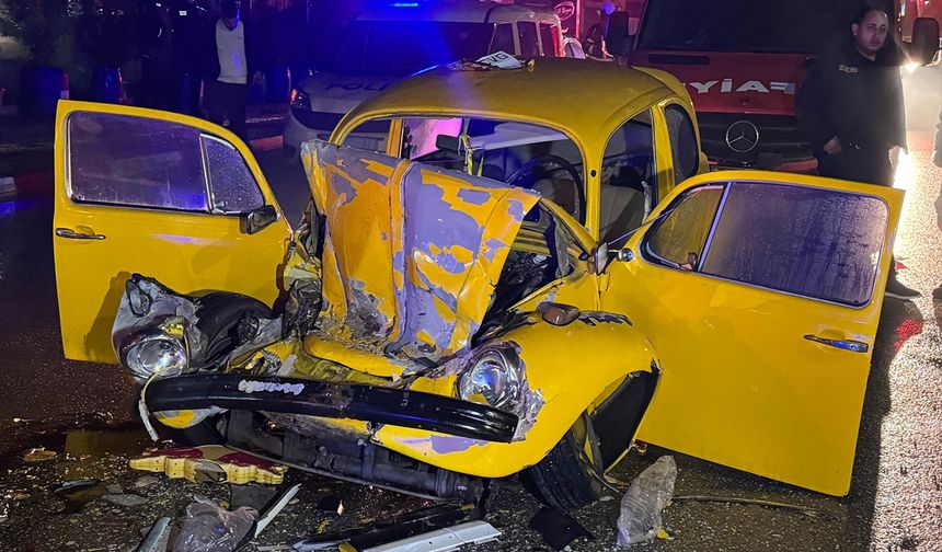 Uşak'ta Kıraç'ın ekibini taşıyan otobüse çarpan Vosvostaki 3 kişi yaralandı