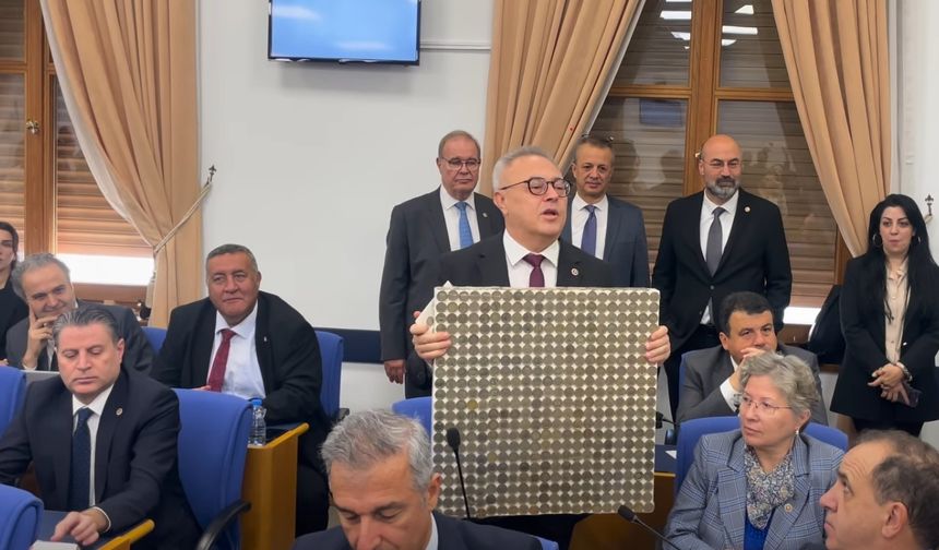 CHP Uşak Milletvekili Ali Karaoba ve oğlu, 485 adet 1'er TL'lerle bir tablo hazırladı!