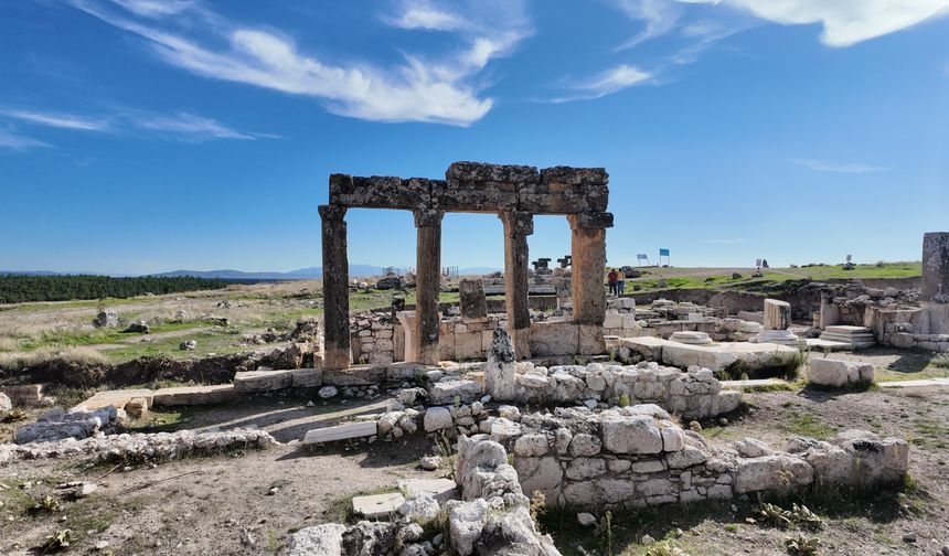 Uşak'ın tarihi değeri Blaundus Antik Kentindeki sütunlu cadde büyük ilgi görüyor