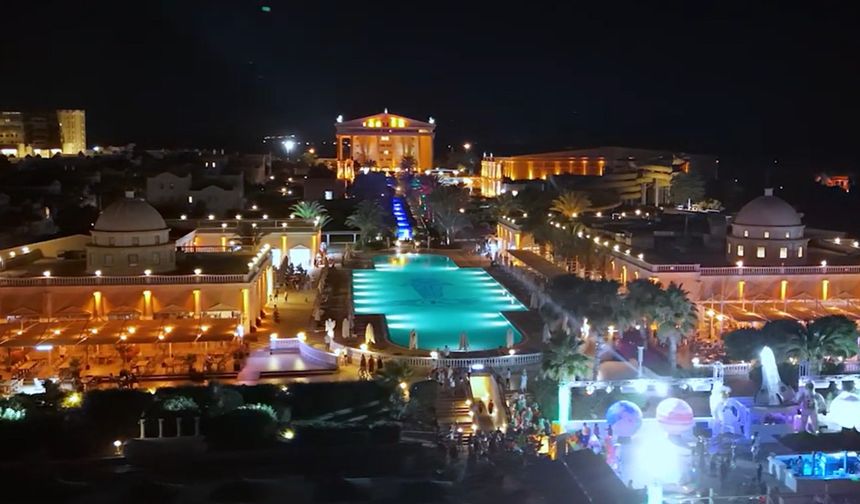 Uşak'taki esnaf odalarının lüks otelde yaptıkları toplantıyı Kıbrıs'ta yapmayı teklif etti