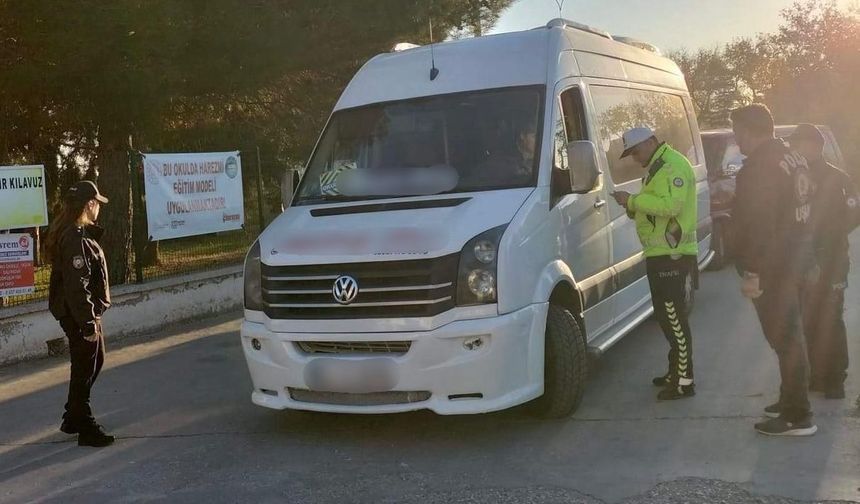 Uşak'ta ara tatil sonrası ilk gün, okul önlerinde 506 kişiye GBT yapıldı