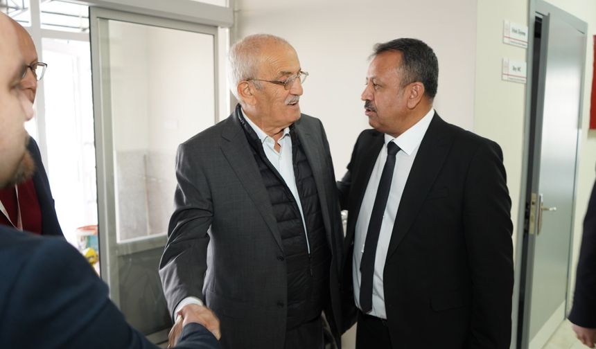 Uşak'ın Karahallı ilçesine diyaliz ünitesi bağışlayan hayırsever Özkan Atak'la görüştü