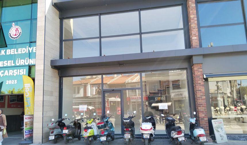 Uşak'ın İsmetpaşa Caddesi'nde boş dükkan için aylık 145 bin TL istiyorlar