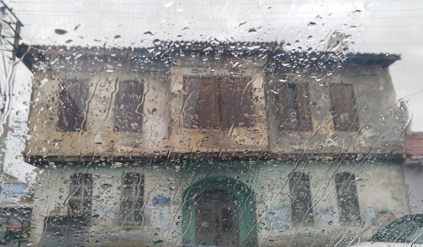 Uşak'ta beklenen yağmur sabahtan beri aralıksız yağıyor!