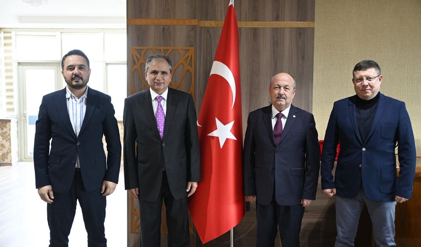 AK Parti Uşak İl Başkanı ve Milletvekilleri, Rektör Prof. Dr. Ahmet Demir'i ziyaret etti