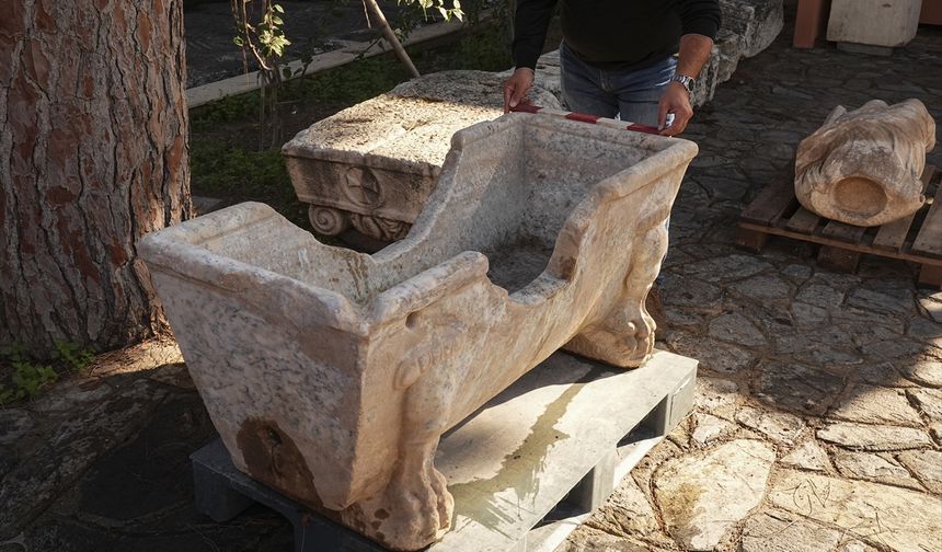 Roma döneminden kalan ve zenginlerin yıkandığı küvet, ineklerin su içtiği yalak olarak kullanıldı