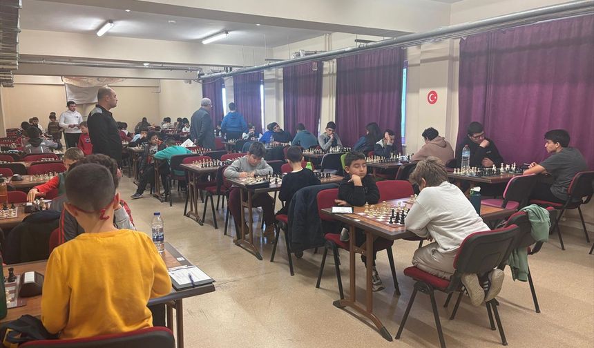 Afyonkarahisar'da satranç turnuvasında minikler ve gençler ter döktü