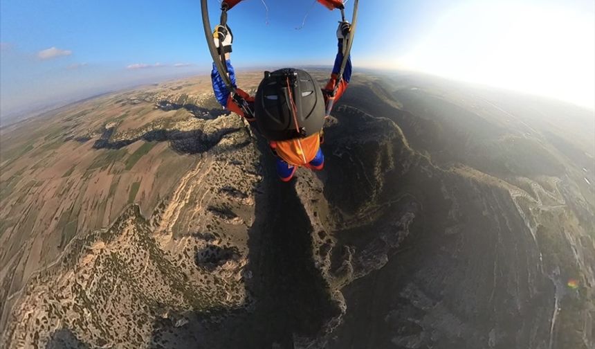 Ramazan Özçelik paraşütle Ulubey Kanyon'una atladı!