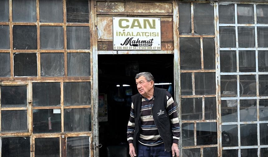 Mustafa Sabancı, 65 yıldır çan ustalığı yapıyor