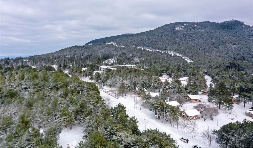 Spil Dağı kar yağışıyla bir başka güzel hale geldi