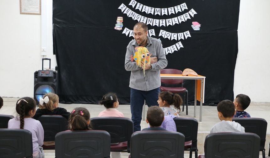 Kütahyalı öğretmen kapı kapı okullara giderek miniklere Türkçenin zenginliklerini anlatıyor