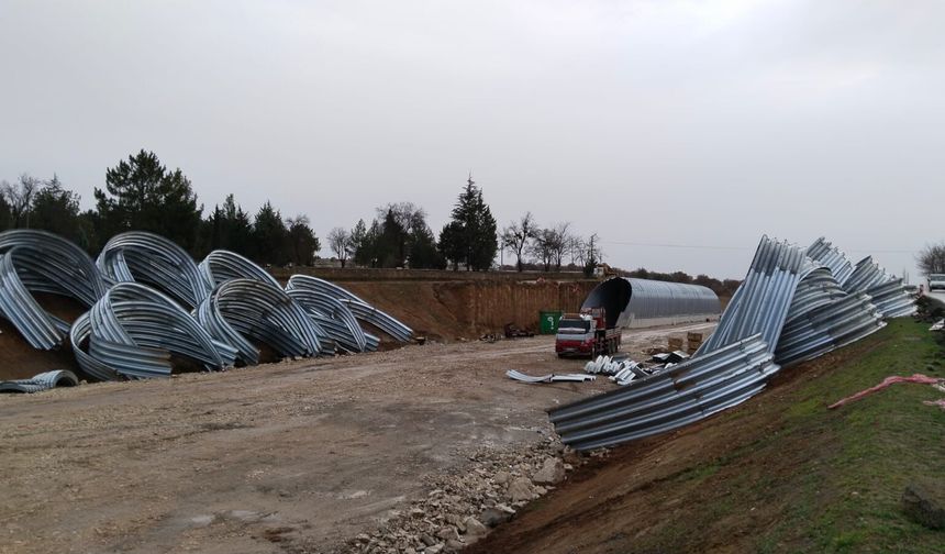 Uşak'ı İzmir ve Ankara'ya yaklaştıran proje için Banaz'da yüz binlerce ton demirle çalışılıyor!
