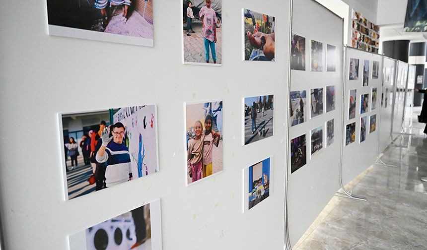 Uşak İletişim öğrencileri, dezavantajlı hayatların fotoğraf sergisini açtı