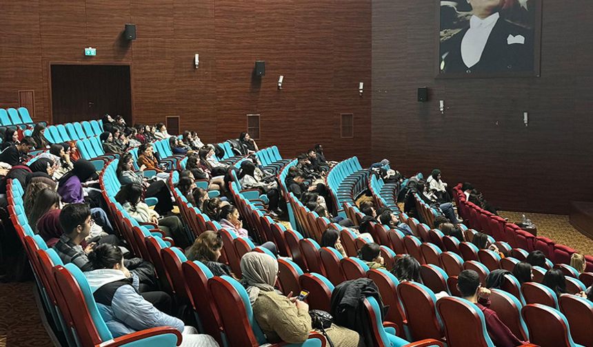 Uşak Üniversitesi'nde, yapay zekanın sağlıkta gideceği nokta masaya yatırıldı