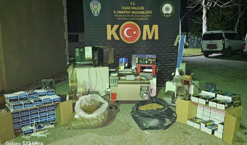 Uşak'ta polis ekipleri, kaçak tütün ihbarı aldıkları bir evde arama yaptı