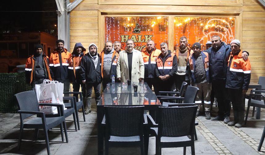 Başkan Tozan, yeni yıla Uşak'ın Eşme ilçesinde çalışan temizlik işçileriyle beraber girdi