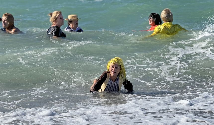 Kimsesiz çocuklar ve sokak hayvanları için bu havaya rağmen denize girdiler