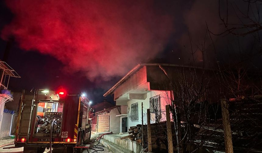Uşak Elmalıdere'deki evin çatısı yandı