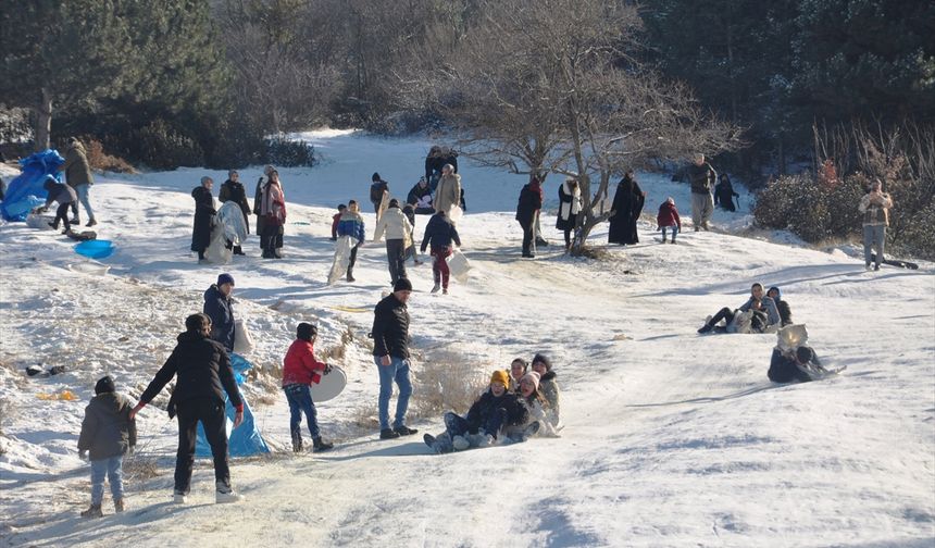 Kütahya'da yağan kar insanları eğlendirdi