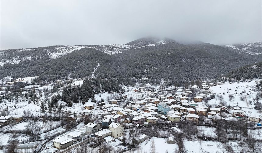 Uşak'ın yüksek kesimlerinde kar etkili oldu