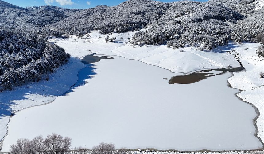 Uşak'ta dondurucu soğuk nedeniyle Küçükler Barajı buz tuttu