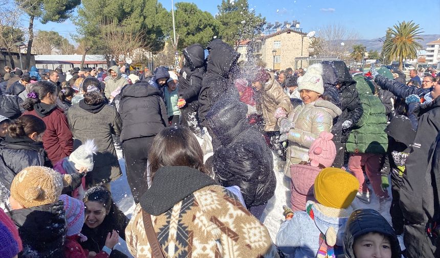 Manisa'da kamyonla kar sevinci!