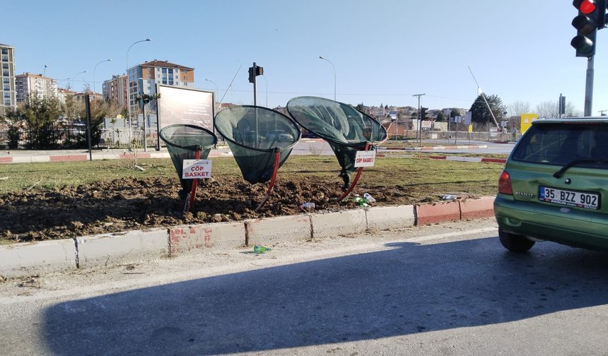 Uşak'ta trafik ışıklarını kirleten bu yapıların kaldırılması bekleniyor