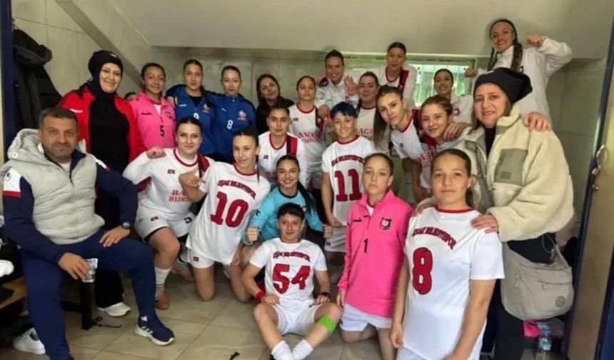 Uşak Kadın Futbol Takımı, Antalya'da gol olup yağdı!