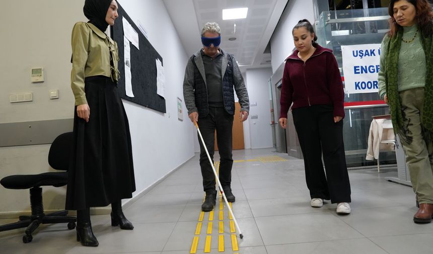 Uşak'ta görme engellilerin yaşadığı zorluğu anlamak için gözde bant ve bastonla yürüdüler