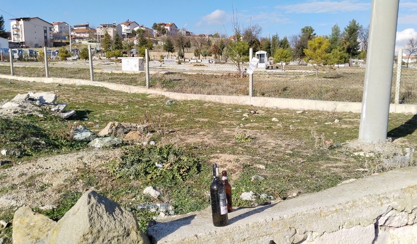 Uşak'ta mezarlığın yanındaki bira ve şarap şişeleri vatandaşın tepkisini çekiyor