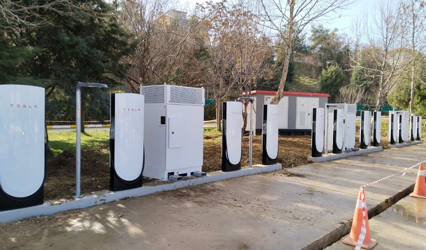 Tesla'nın hızlı 12 ünitelik şarj istasyonu Uşak'a da kuruldu