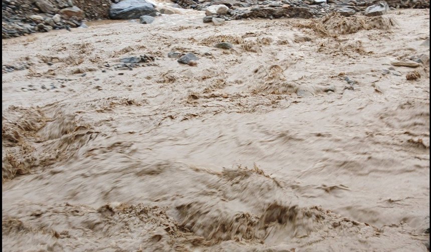 Uşak'ın bu köyünde hızlı akan bu dere, mezarlık için tehlike oluşturuyor