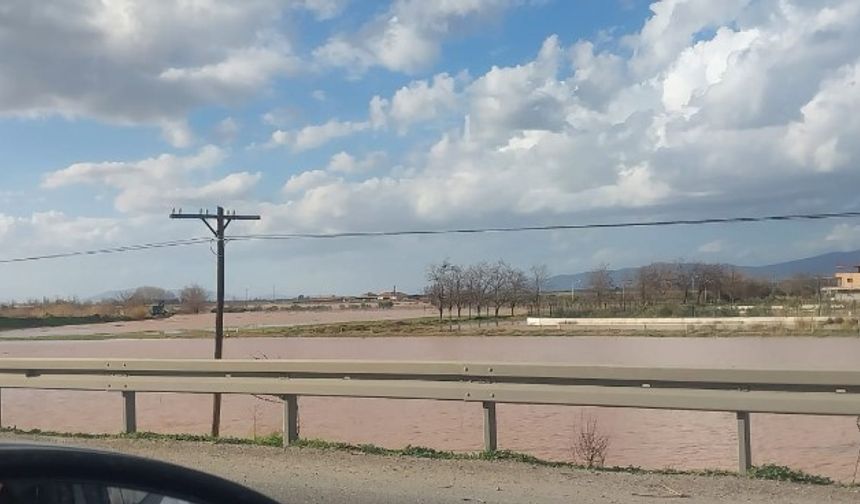 Gediz Nehri taştı! Salihli ve Turgutlu su altında kaldı!