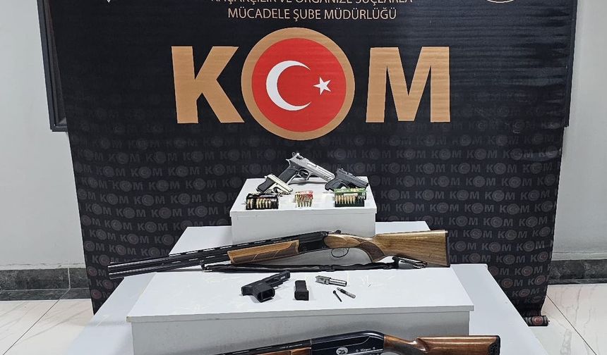 Uşak'ta 1 ev ve 1 otomobilde yapılan aramada çok sayıda ruhsatsız silah yakalandı