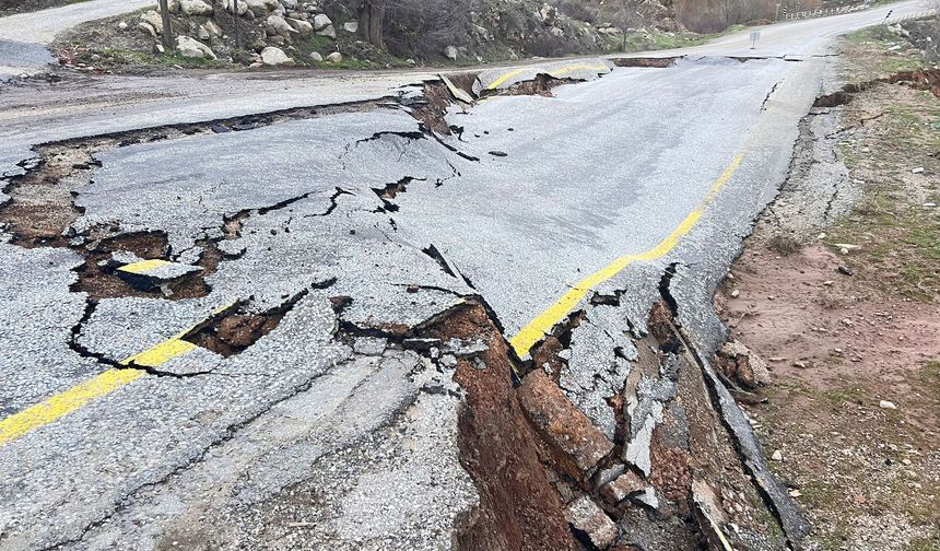 Uşak'taki çöken yol için konuştu! İşçilik hiç iyi değil!