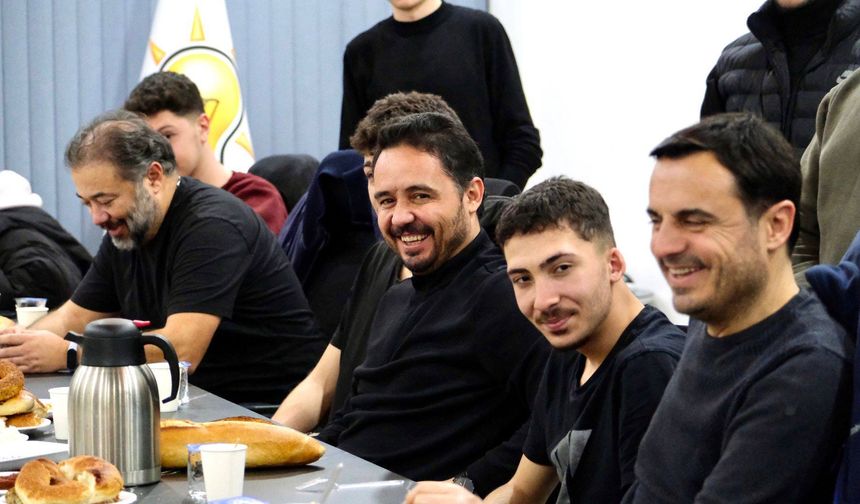 AK Parti Uşak İl Yönetimi, gençlerle sahurda buluştu