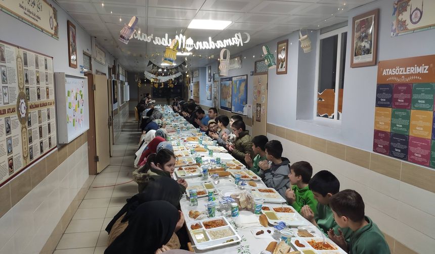 Karahallı'da öğrenciler iftarda buluştu