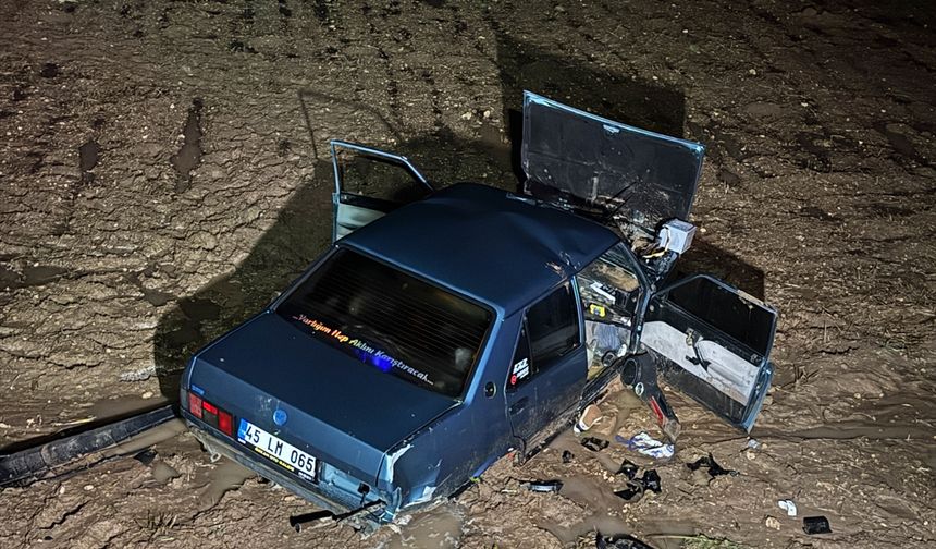 Uşak'ın Ulubey ilçesinde kaza yapan 2 araçtan 1'i çamur olan tarlaya uçtu