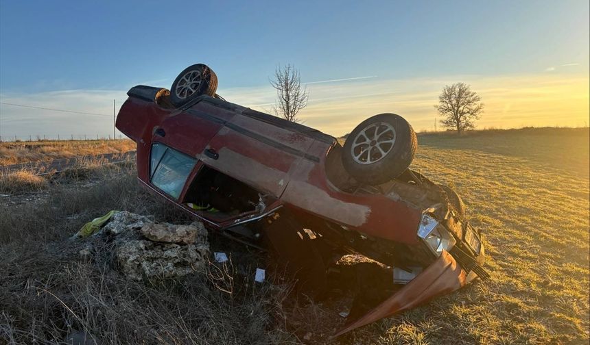 Uşak Ulubey yolundaki seyir halindeki otomobil tarlaya uçtu