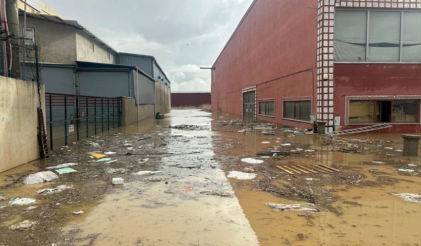 Uşak Değirmendere ve Çanlı'daki arazi ve fabrikalar su altında kaldı