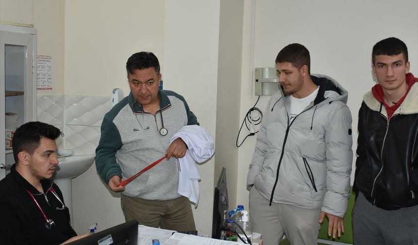 Sandıklı Devlet Hastanesi'nin 30 yıllık doktoru Tahsin Sarıçiyil, oğlu Emre'yle beraber çalışıyor