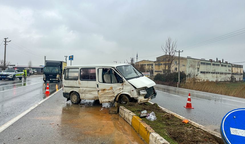 Uşak Bozkuş civarında kaygan yoldaki panelvan refüje çarptı