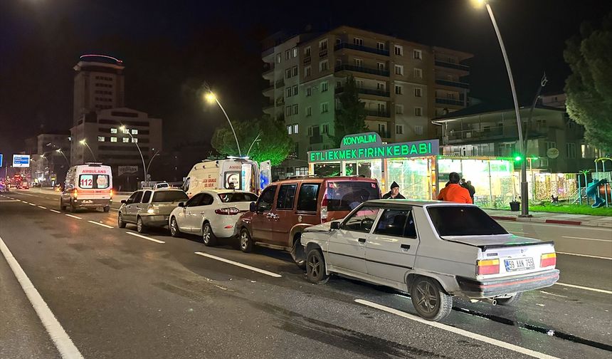 Uşak'ta zincirleme kaza! 3 araç bir birine girdi!