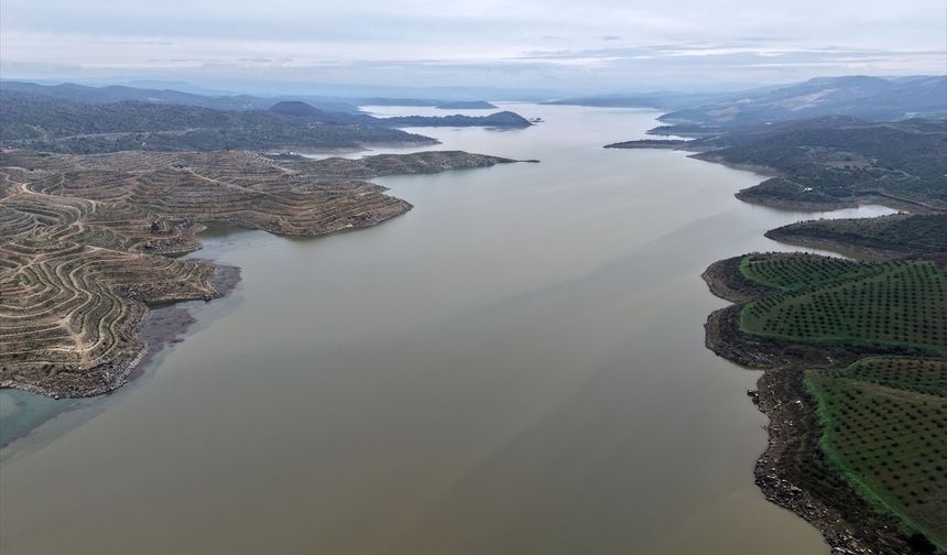 Uşak ve Kütahya'dan doğan Gediz Nehri son yağışlarla taştı ve bölgedeki barajları besledi!