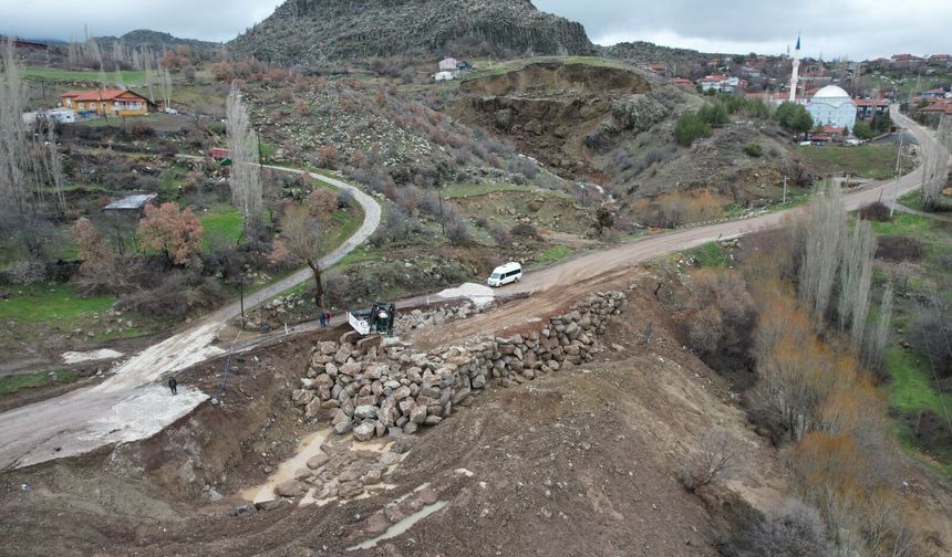 Uşak'taki çöken yolun temeli devasa kayalarla desteklendi! Bayrama kadar tüm işler bitecek!