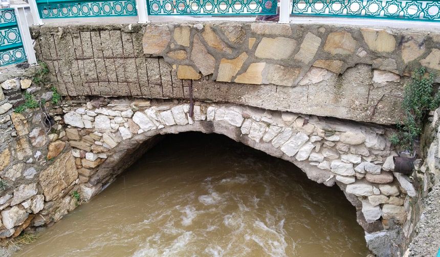 Uşak'ın ortasından geçen Dokuzsele deresi gürül gürül akıyor