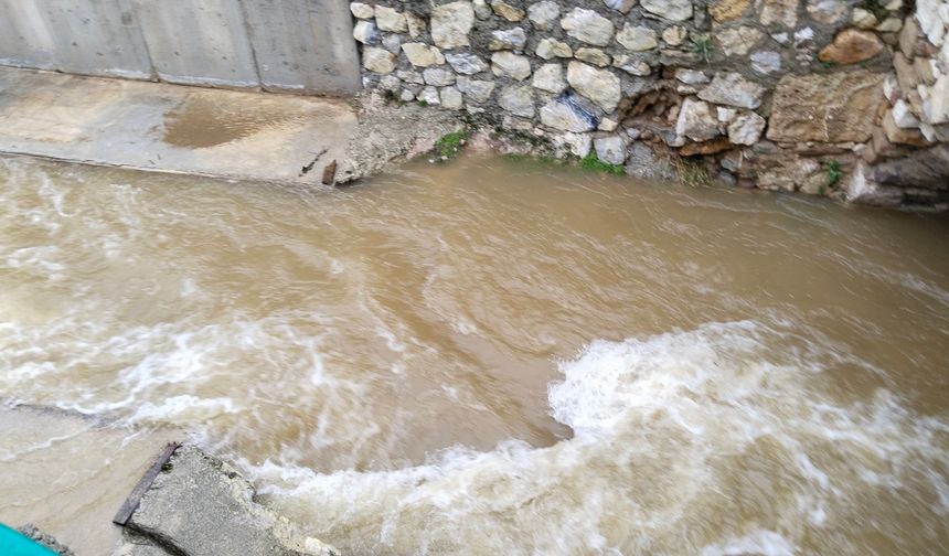 Uşak'ın ortasından geçen Dokuzsele deresi gürül gürül akıyor