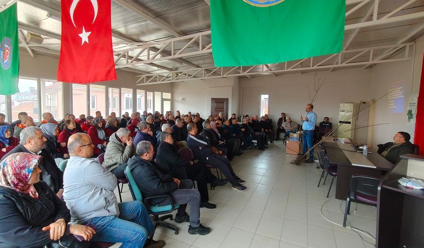 Uşak'ta Tarım ve Orman Müdürlüğü'nden meyve ağacı budama kursu!