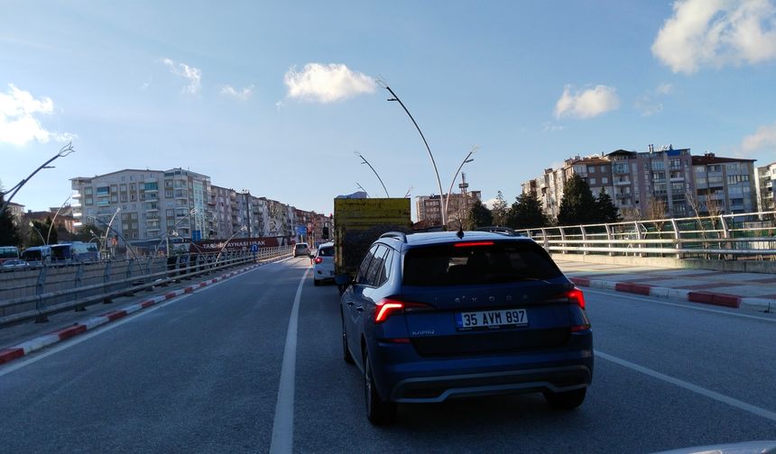 Uşak'ta sürücülerin tepki gösterdiği dubalar, Atapark çevresindeki akşam trafiğini rahatlatıyor!