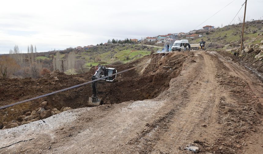 Uşak'ta çöken Aşağı Karacahisar yolunun temeli sağlamlaştırılıyor
